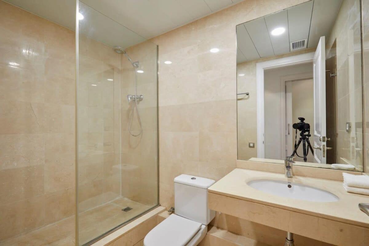 Classy 3bd - 2bth With Private Patio In Eixample Apartment