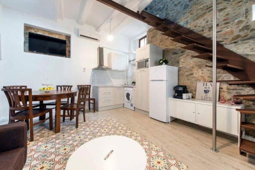The Yellow House By Myrentalhost Vakantiehuis Barcelona