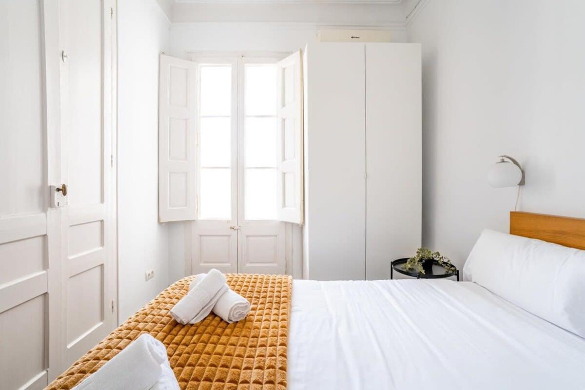 Gran Via Historic Catalan 4bd Only For Families Or Business Groups Apartamento