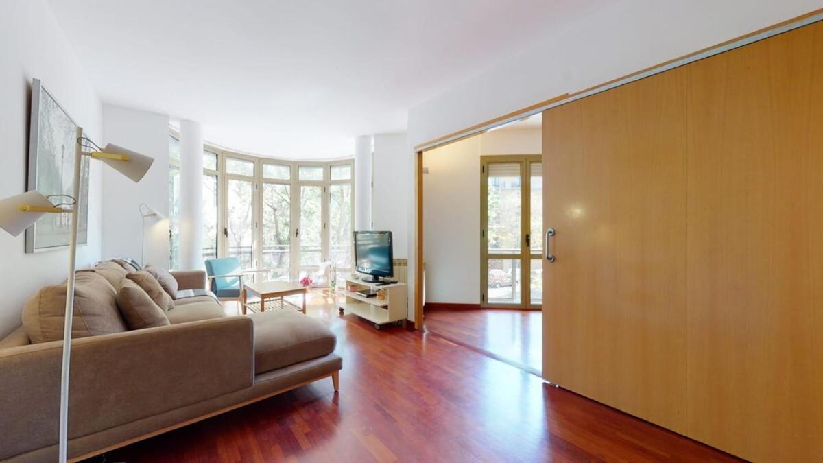 Appartement Modern And Bright Three-bedroom In Eixample Barcelona