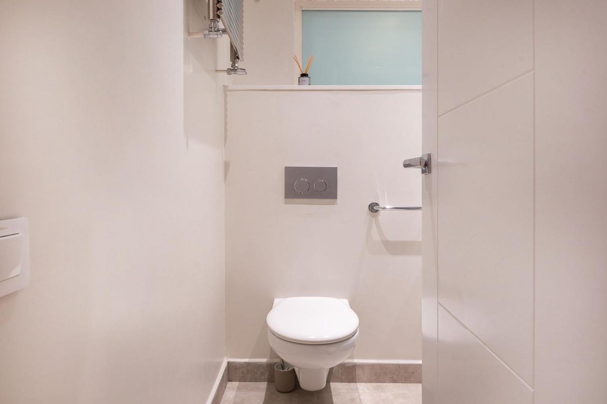 Warmth And Comfort In The Sought-after Eixample Apartment Barcelona