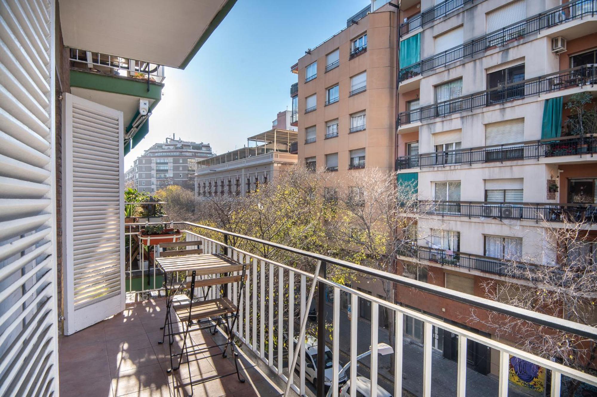 Warmth And Comfort In The Sought-after Eixample Apartment *