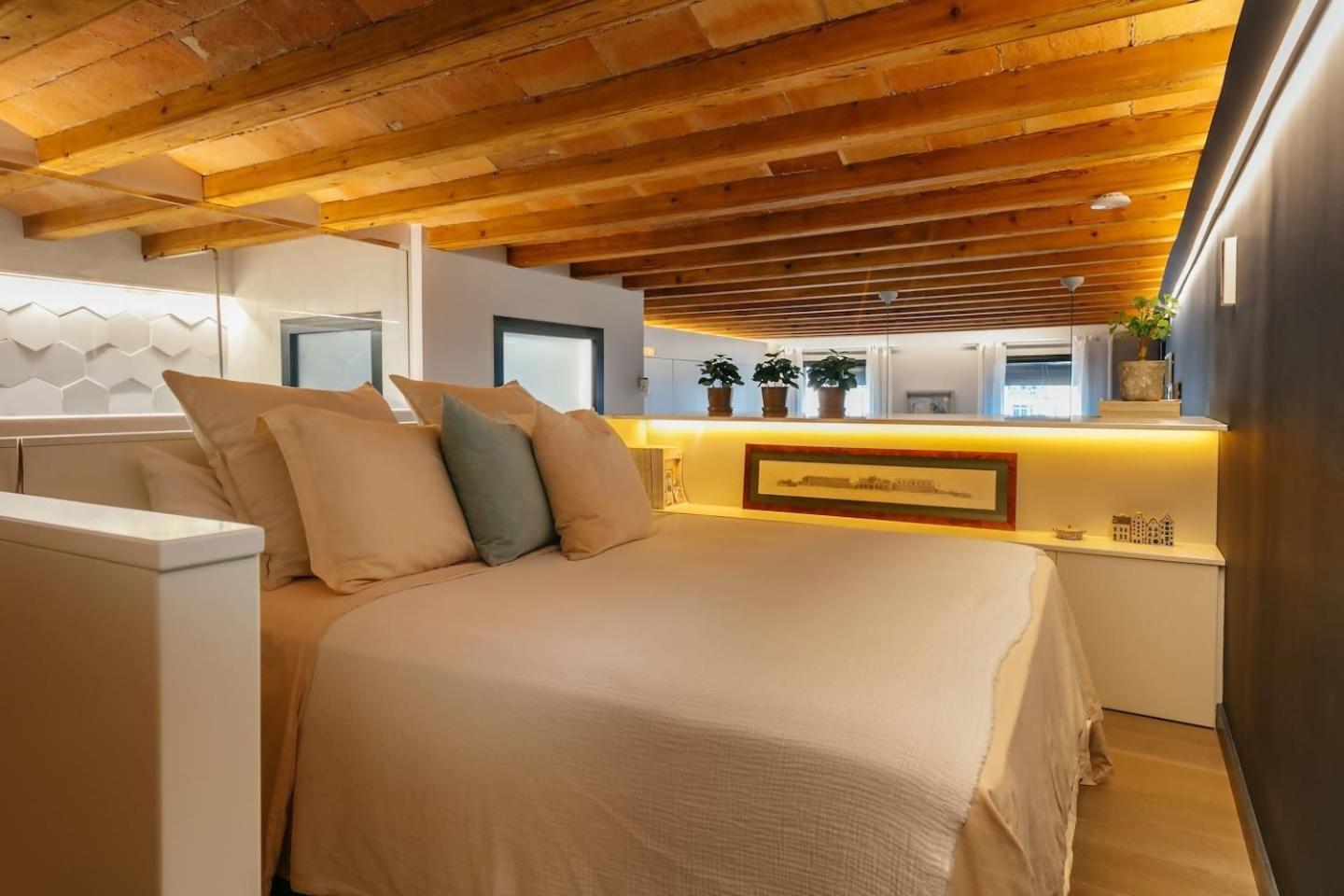 Fully Equipped Upscale Loft Weekly Cleaning Incl *