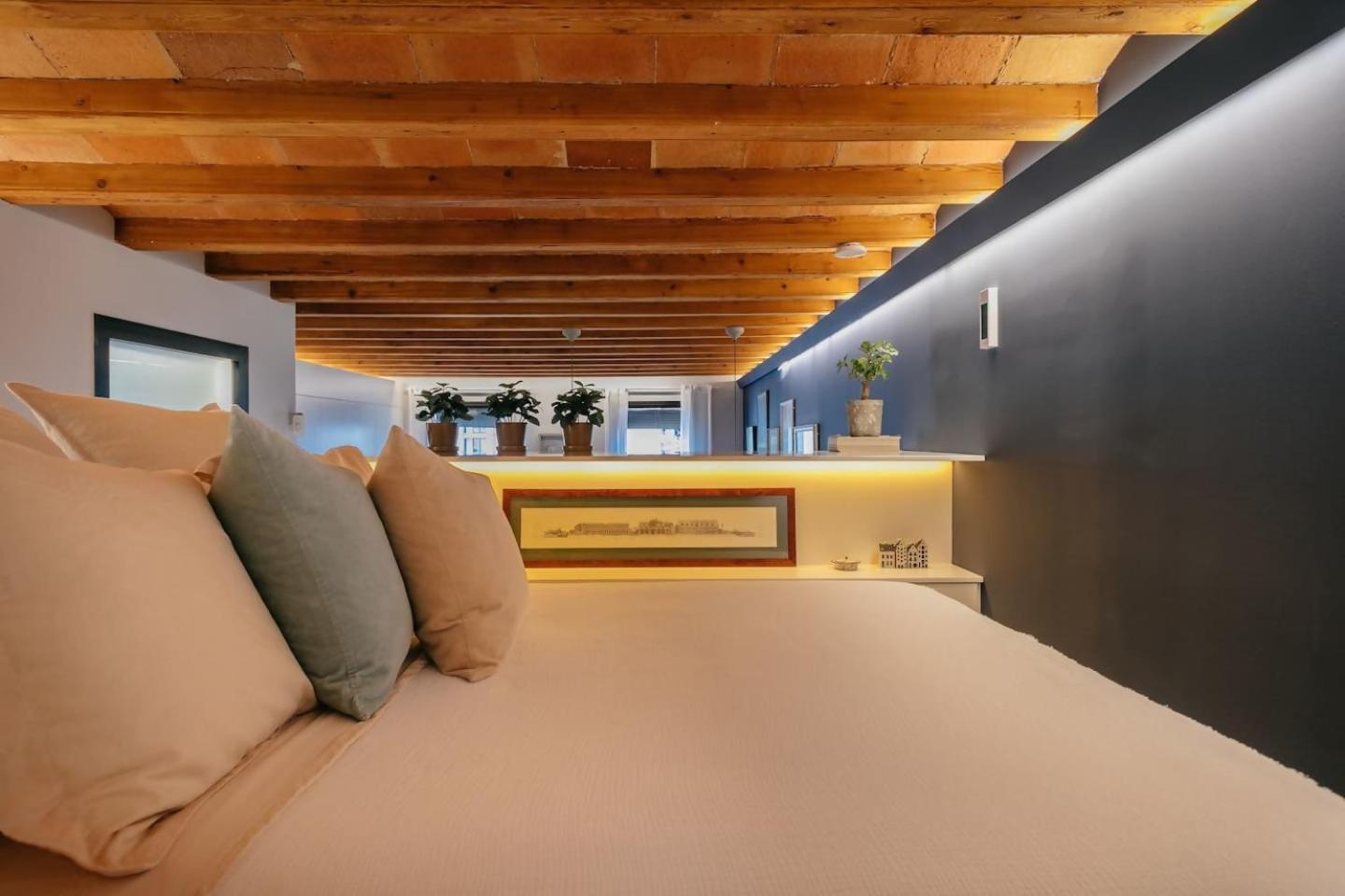 Fully Equipped Upscale Loft Weekly Cleaning Incl Apartment
