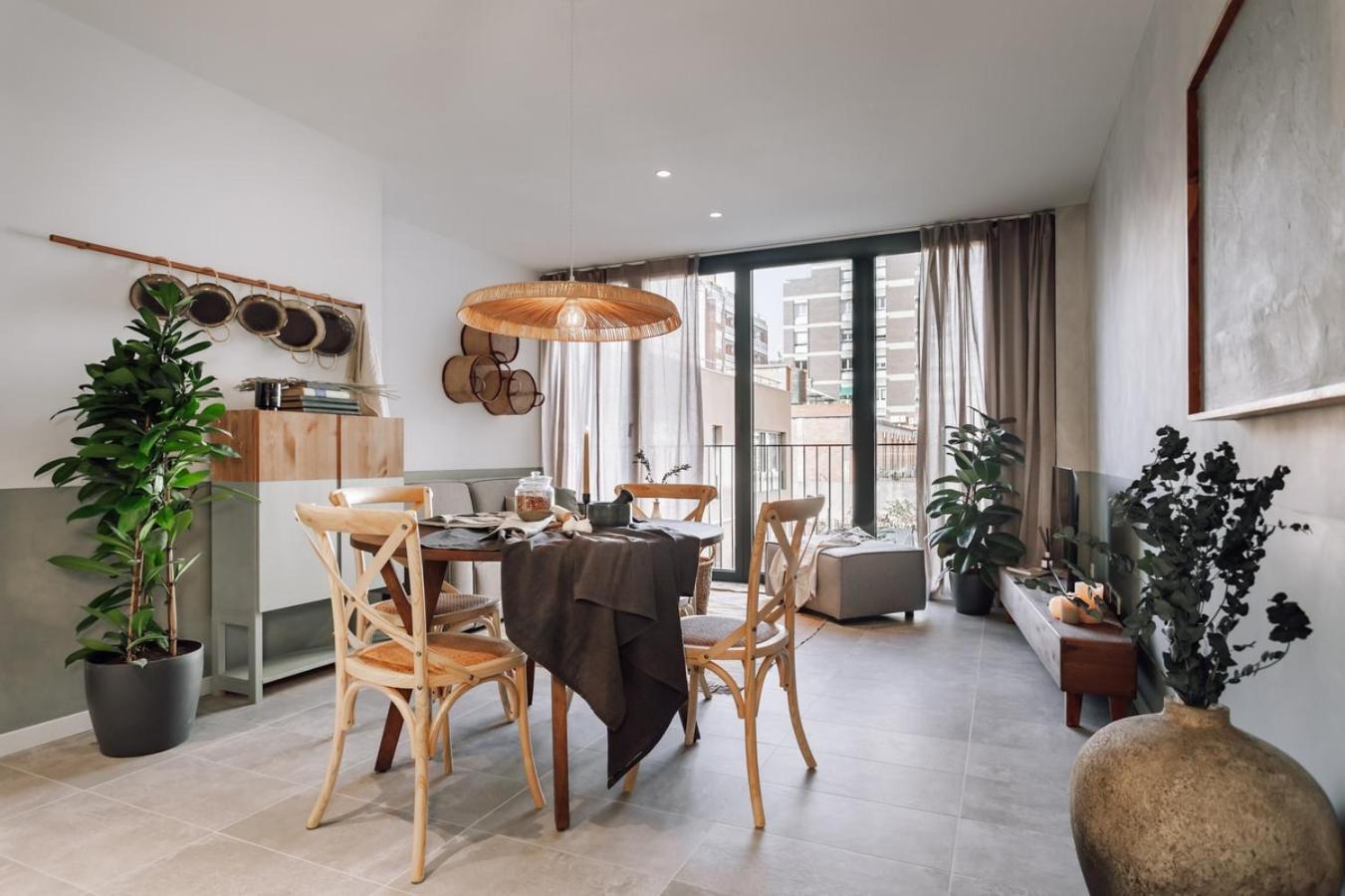 Mojacar - 2 Bedrooms In Eixample Esquerra Apartment Barcelona