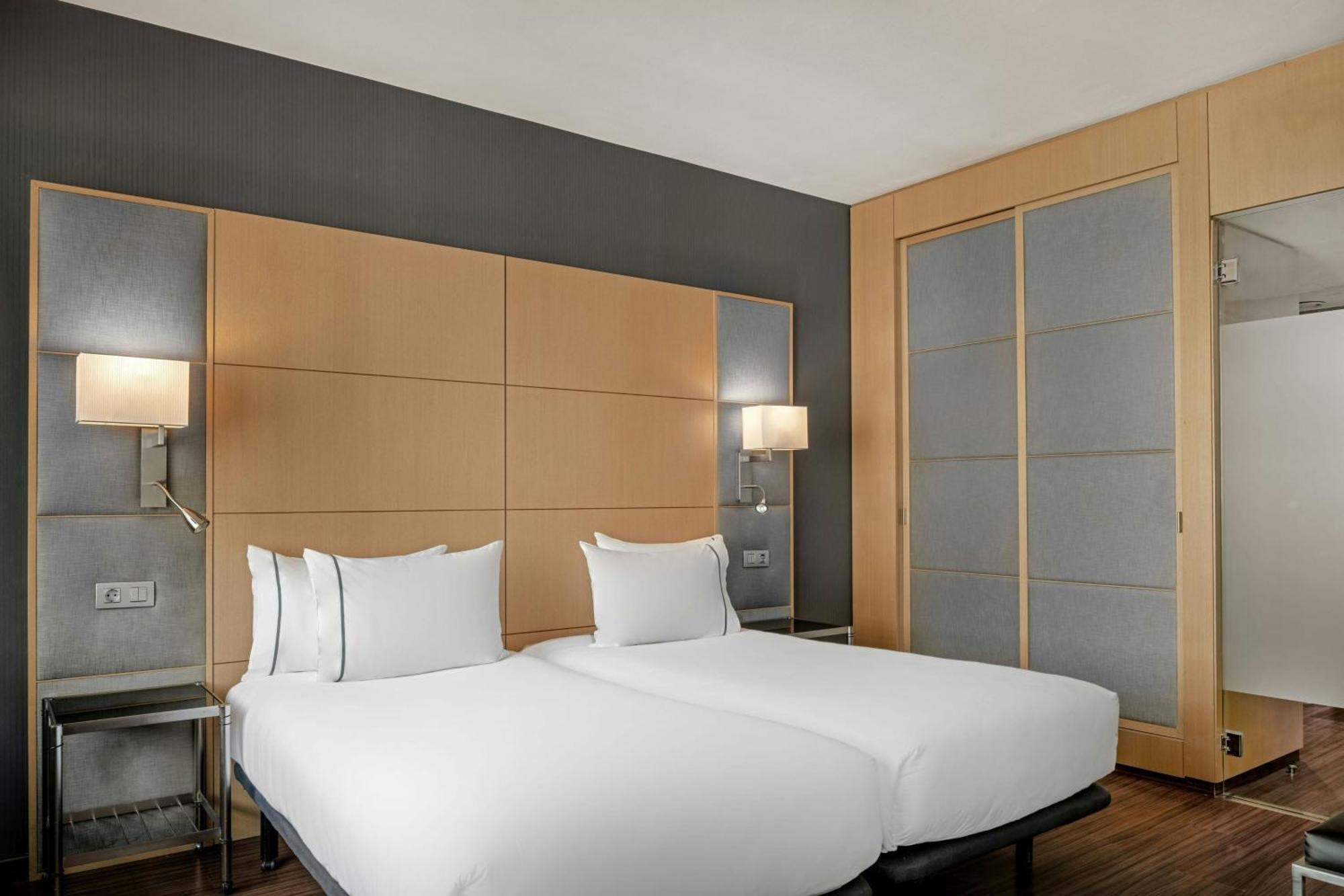 Ac Hotel Victoria Suites By Marriott 4*