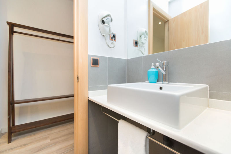 Ainb Ramblas-colon Apartment