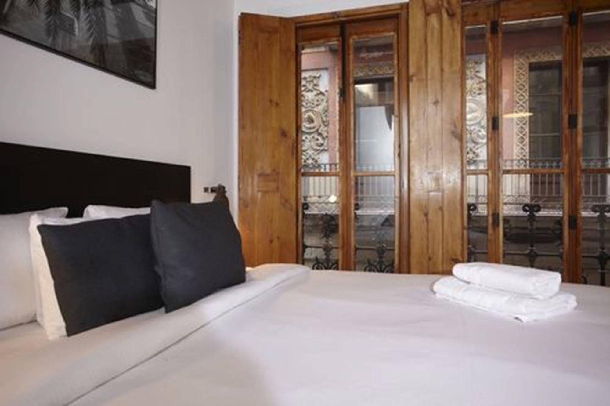 Apartment L'escudellers By The Streets Barcelona