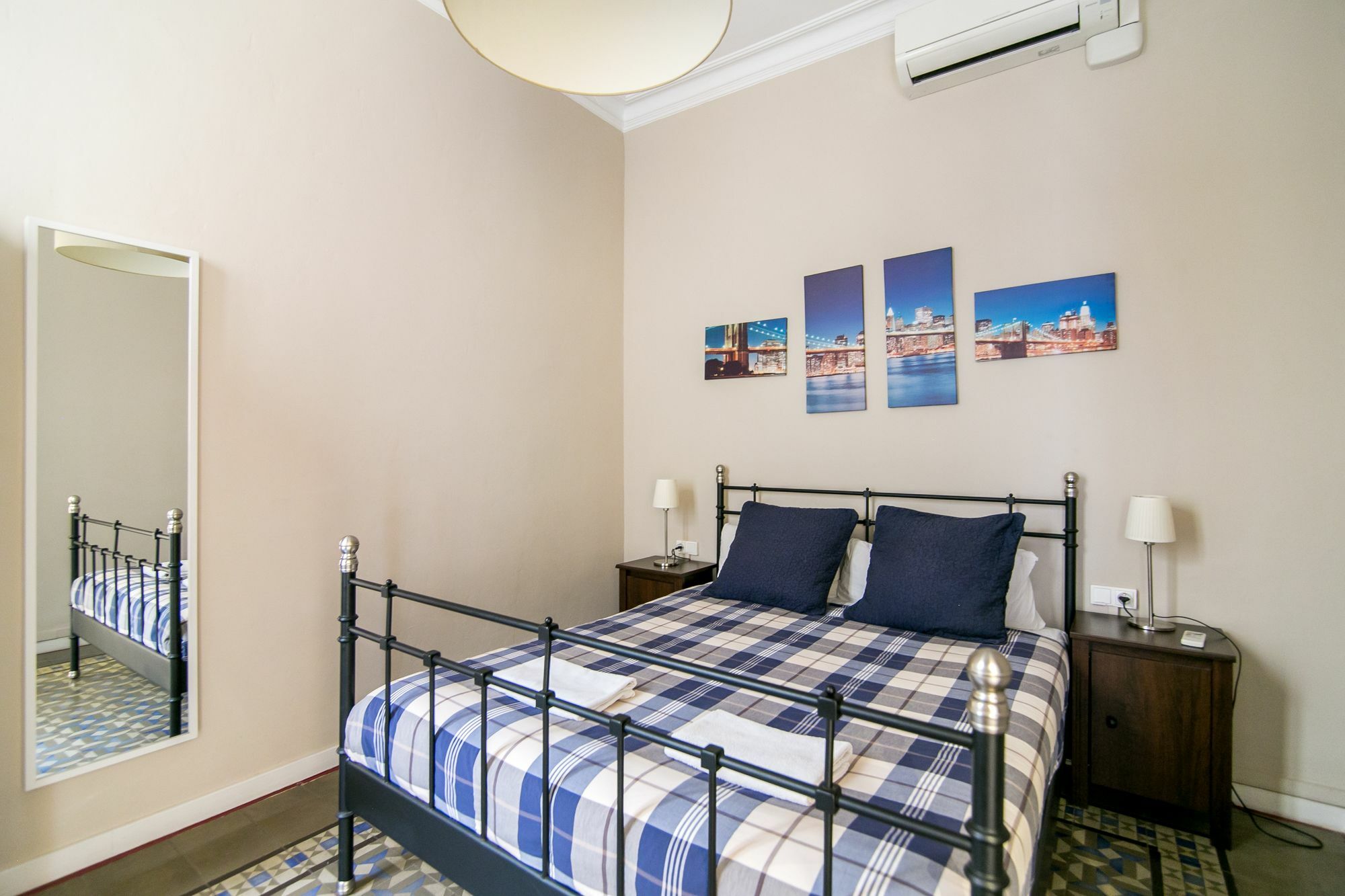Placa Universitat Appartement