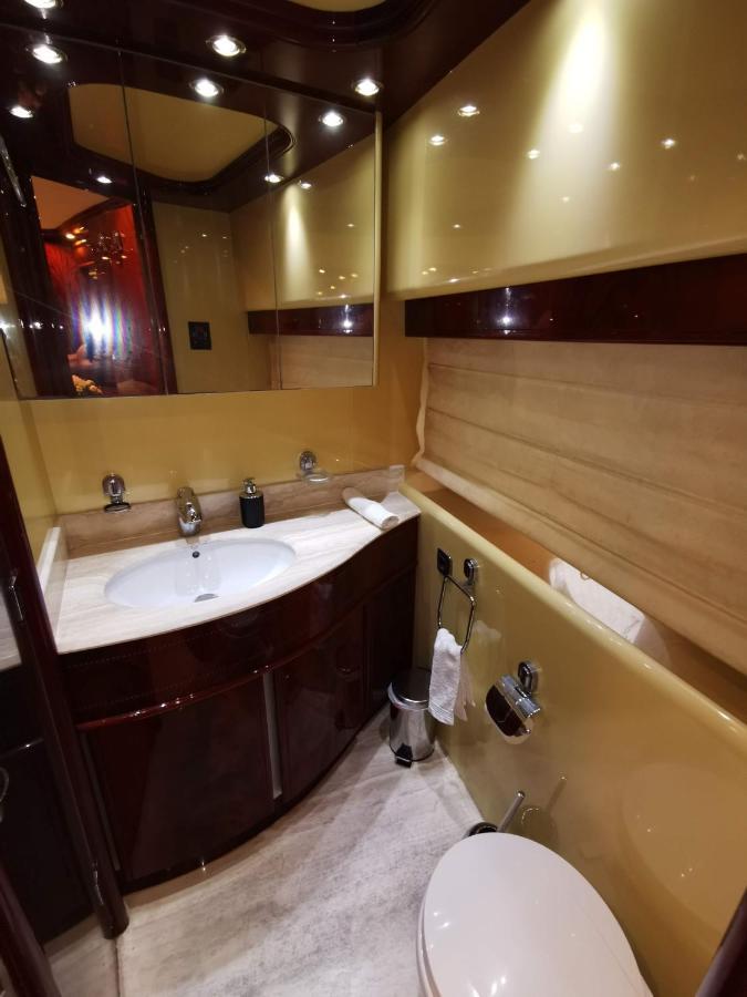 Botel Rent Luxury Motor Yacht *