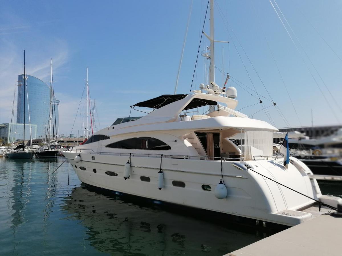 Rent Luxury Motor Yacht Botel Barcelona