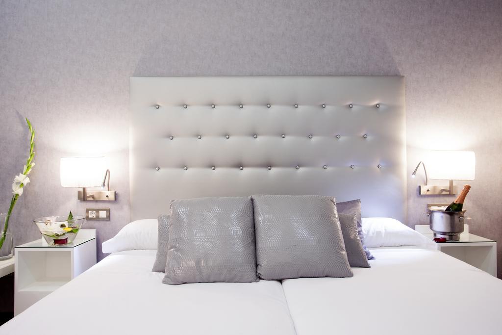 Triple With Private Bathroom In Gothic Guest house 2*
