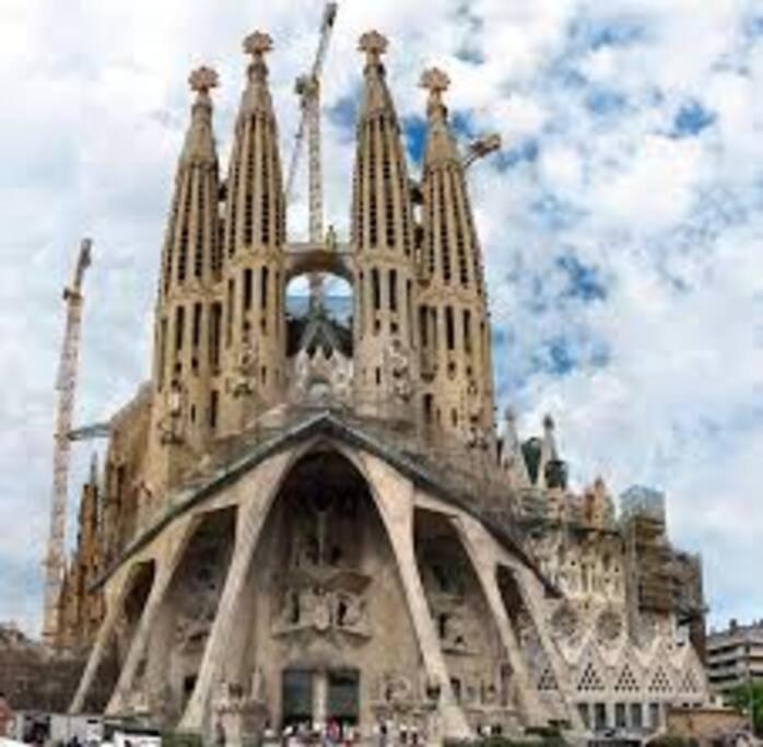 Central 2 Bedroom By Sagrada Familia Apartment *