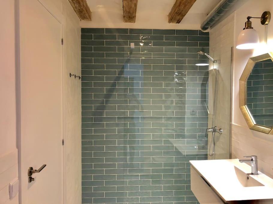 Revamped Historic 3 In Center Apartment Barcelona