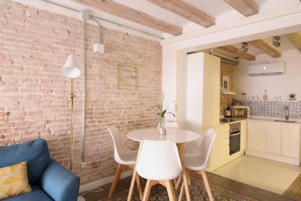 Revamped Historic 3 In Center Apartment *