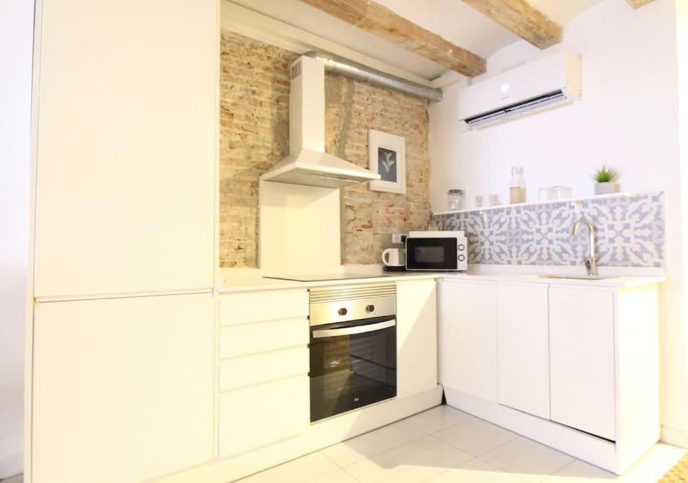 Revamped Historic 3 In Center Apartment