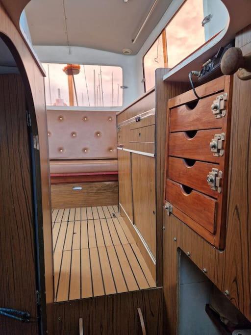 Primavera Sound Romantic Fisherboat Hotel en barco Barcelona