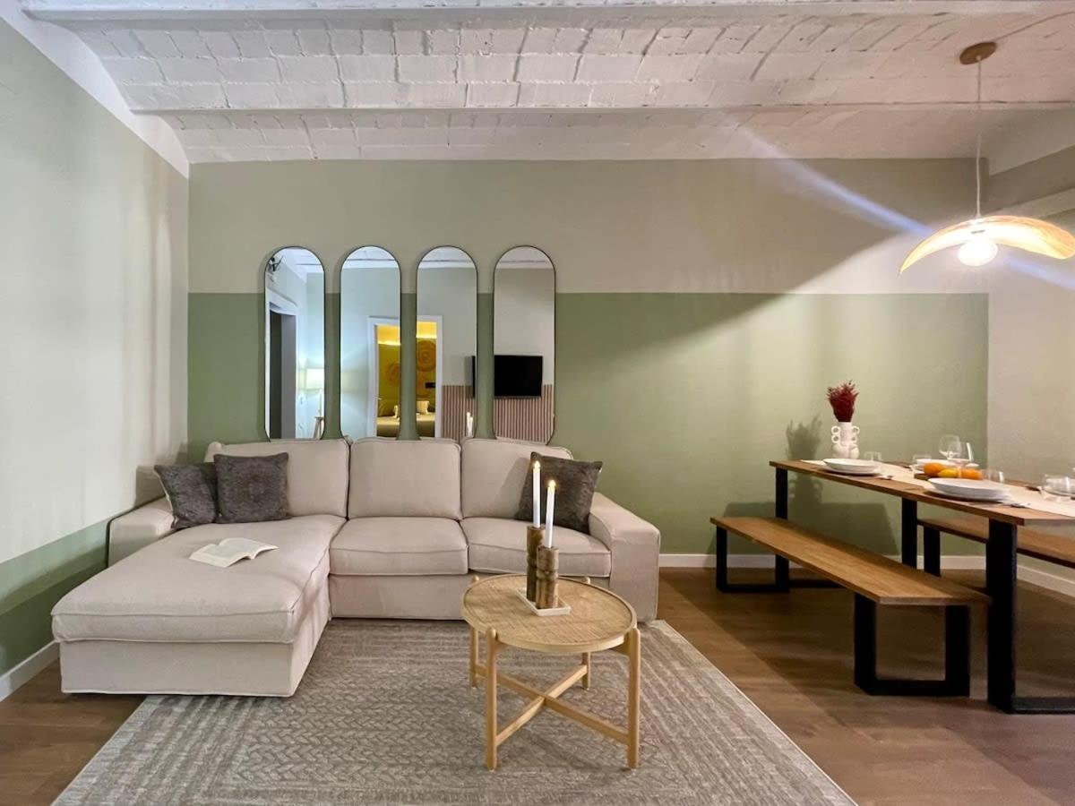 Plaza Catalunya Recently Renovated 5bd-4bth Apartment Barcelona