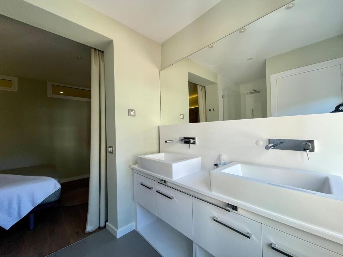 Plaza Catalunya Recently Renovated 5bd-4bth Apartment Barcelona