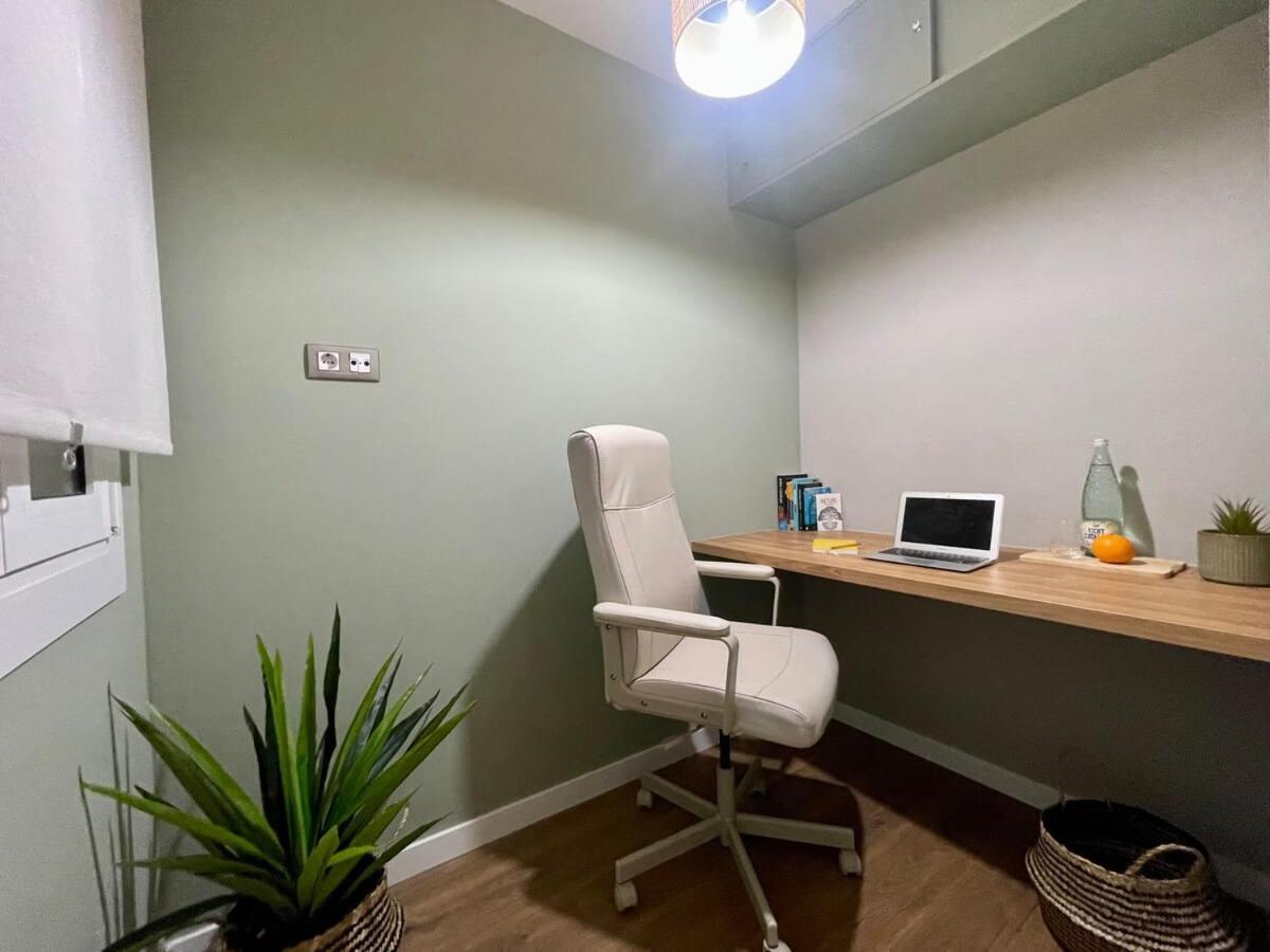 Plaza Catalunya Recently Renovated 5bd-4bth Apartment