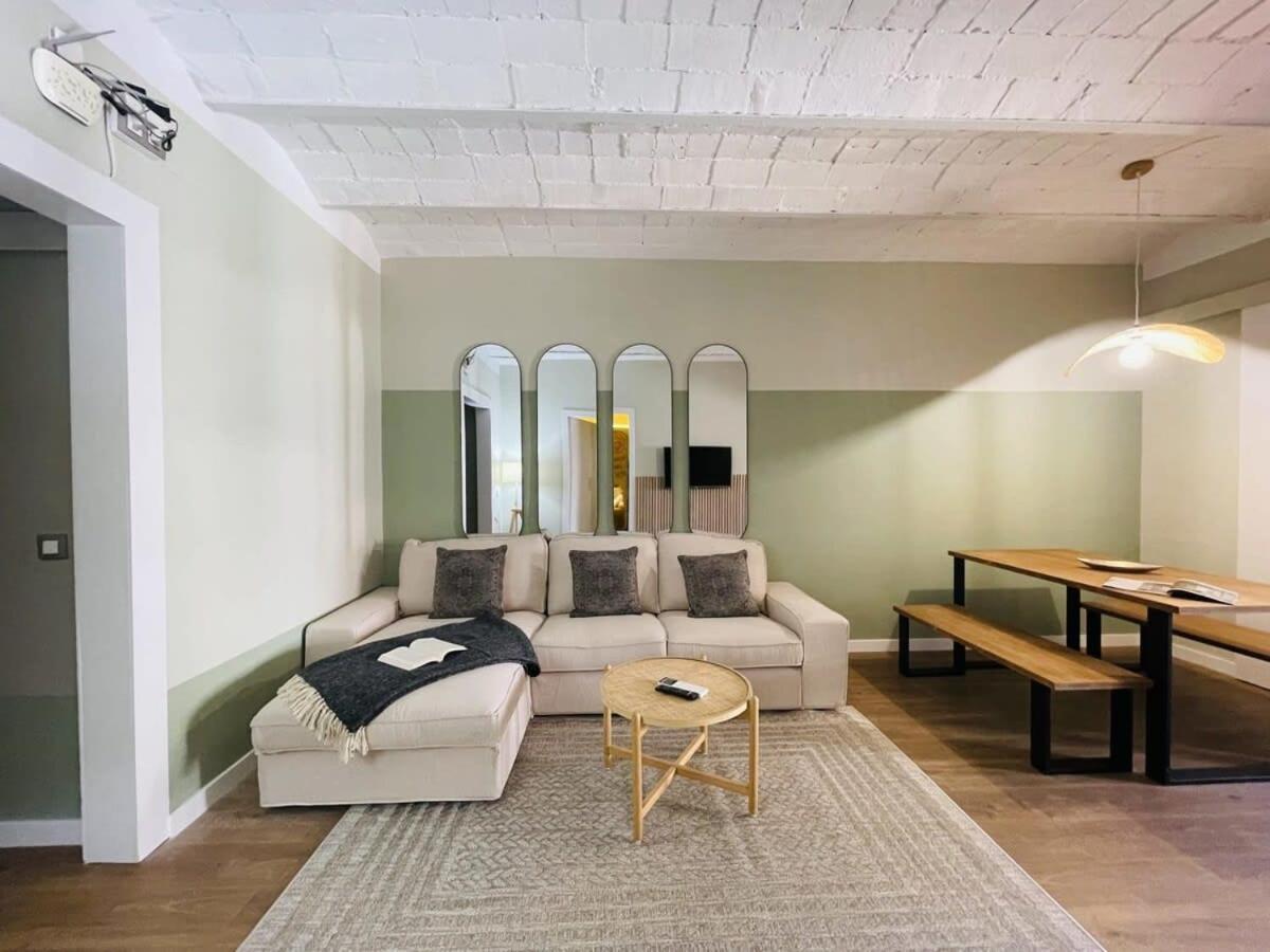 Plaza Catalunya Recently Renovated 5bd-4bth Apartment *