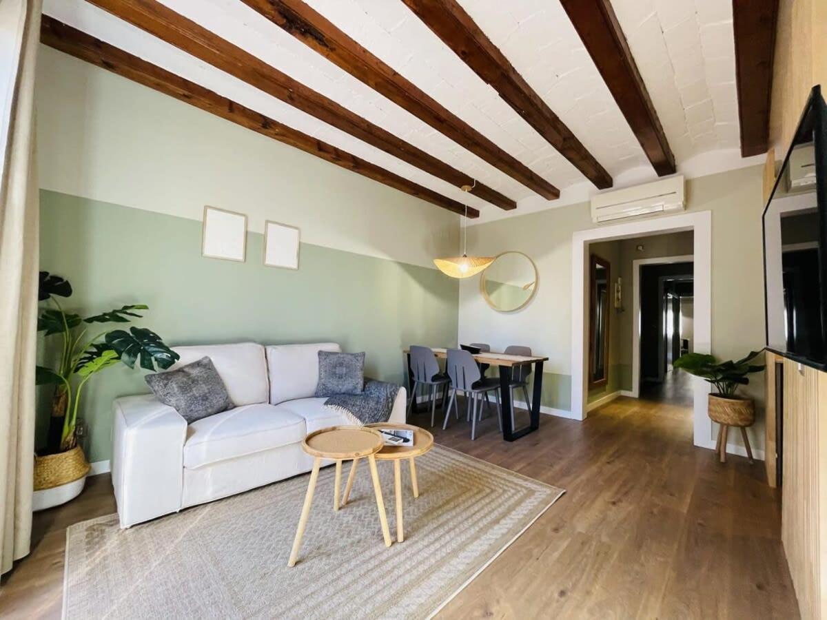 Plaza Catalunya Recently Renovated 5bd-4bth Apartment *