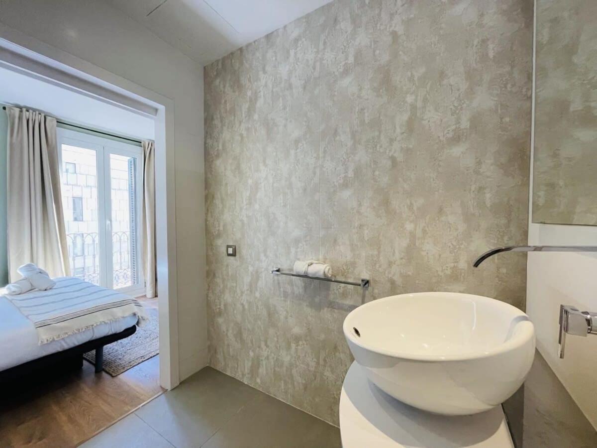Apartment Plaza Catalunya Recently Renovated 5bd-4bth *