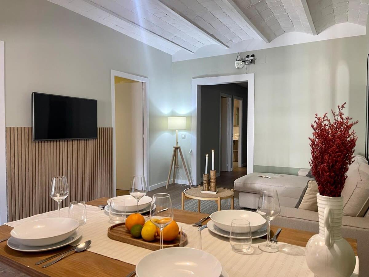 Plaza Catalunya Recently Renovated 5bd-4bth Apartment *