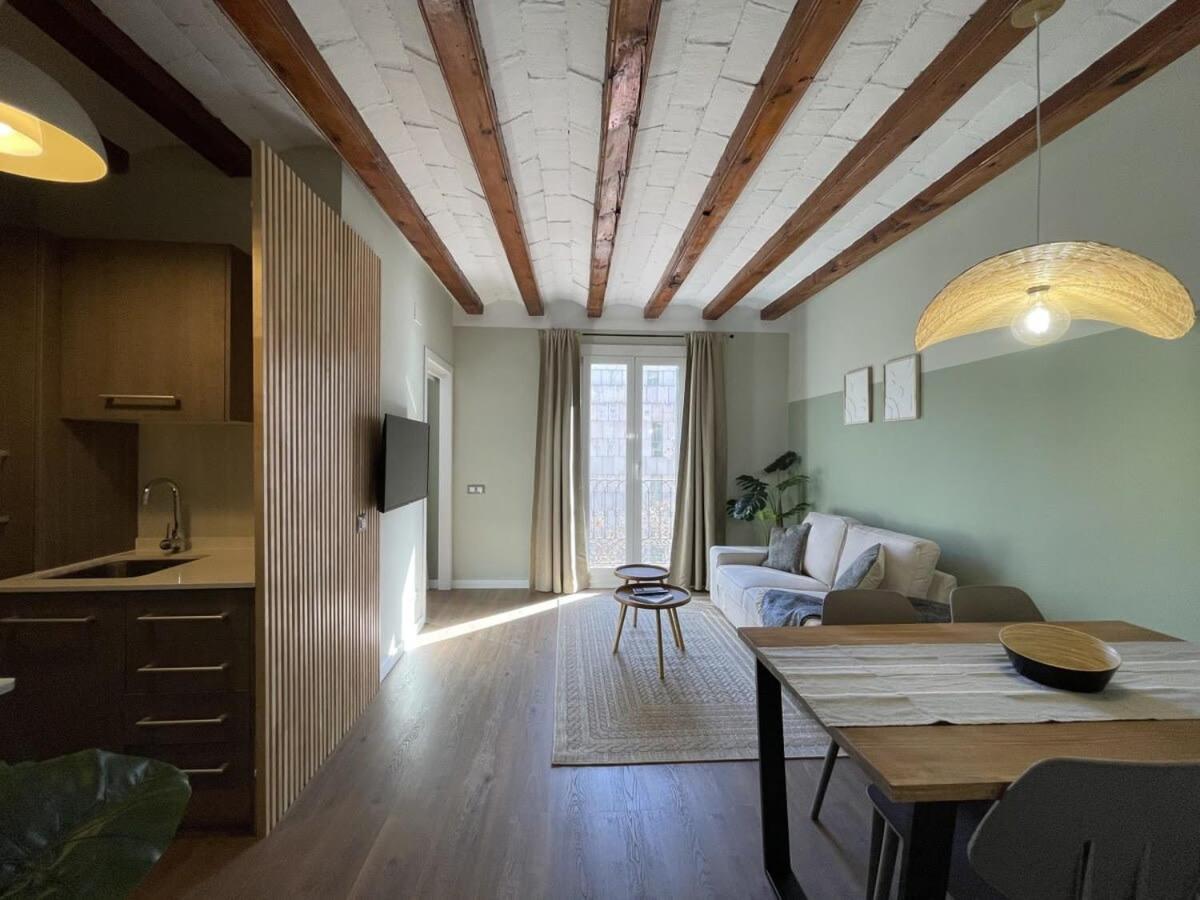 Apartment Plaza Catalunya Recently Renovated 5bd-4bth Barcelona