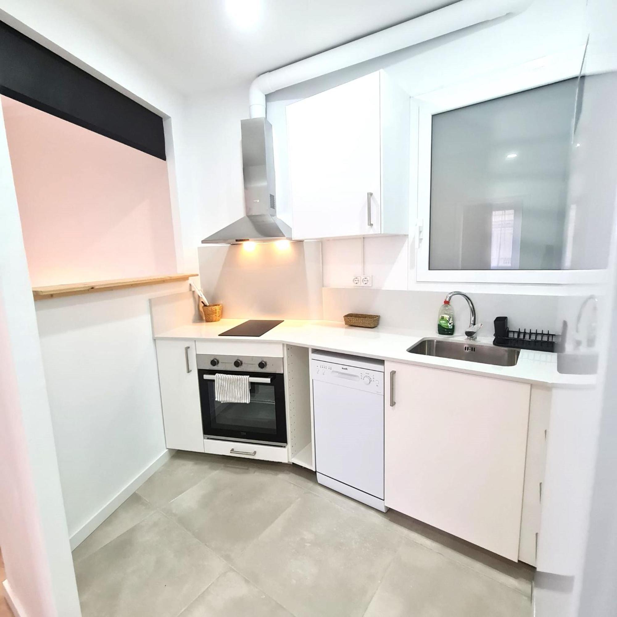 G74 Avenida Gaudi 4 Bedrooms With Balcony- Sagrada Familia Barcelone