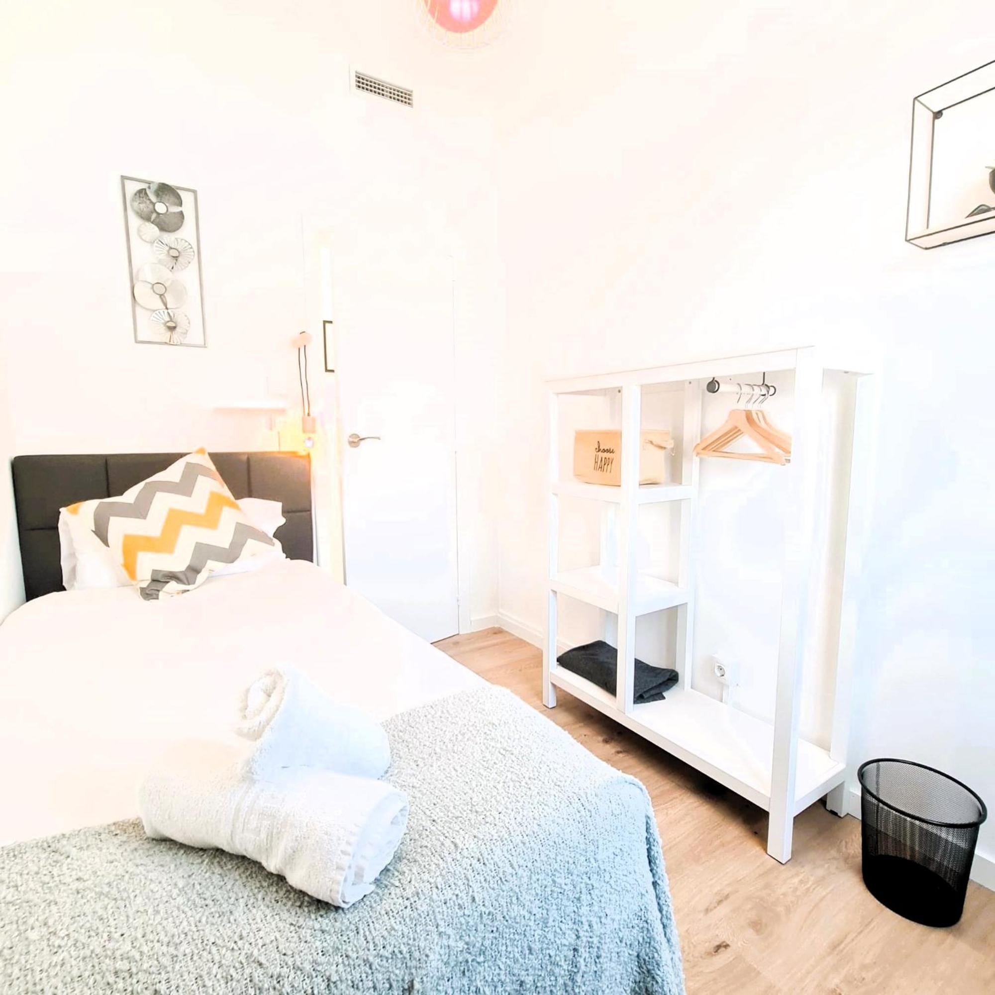 G74 Avenida Gaudi 4 Bedrooms With Balcony- Sagrada Familia Apartment
