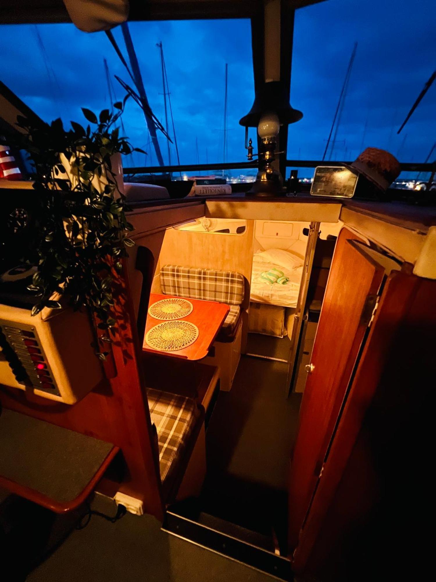 Cosy And Homey Houseboat Castelldefels Botel
