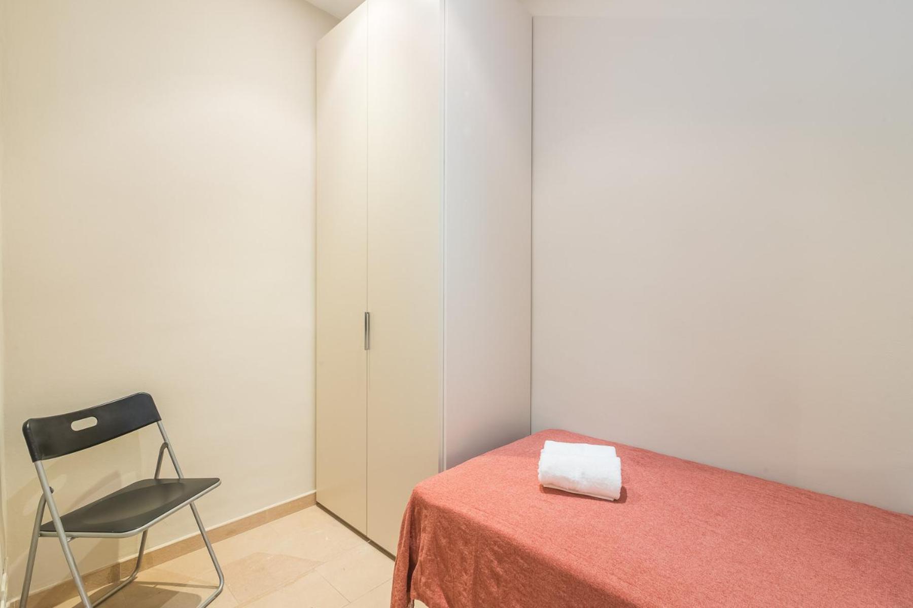 My Space - Spacious And Modern Near The Hospital Clinic Apartment *