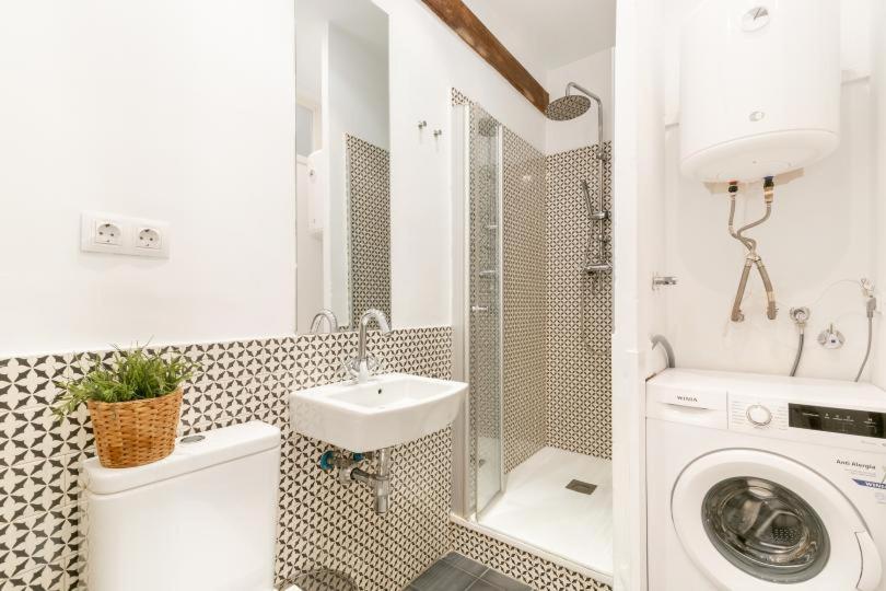 Cozy With Balcony Sqm Barcelona