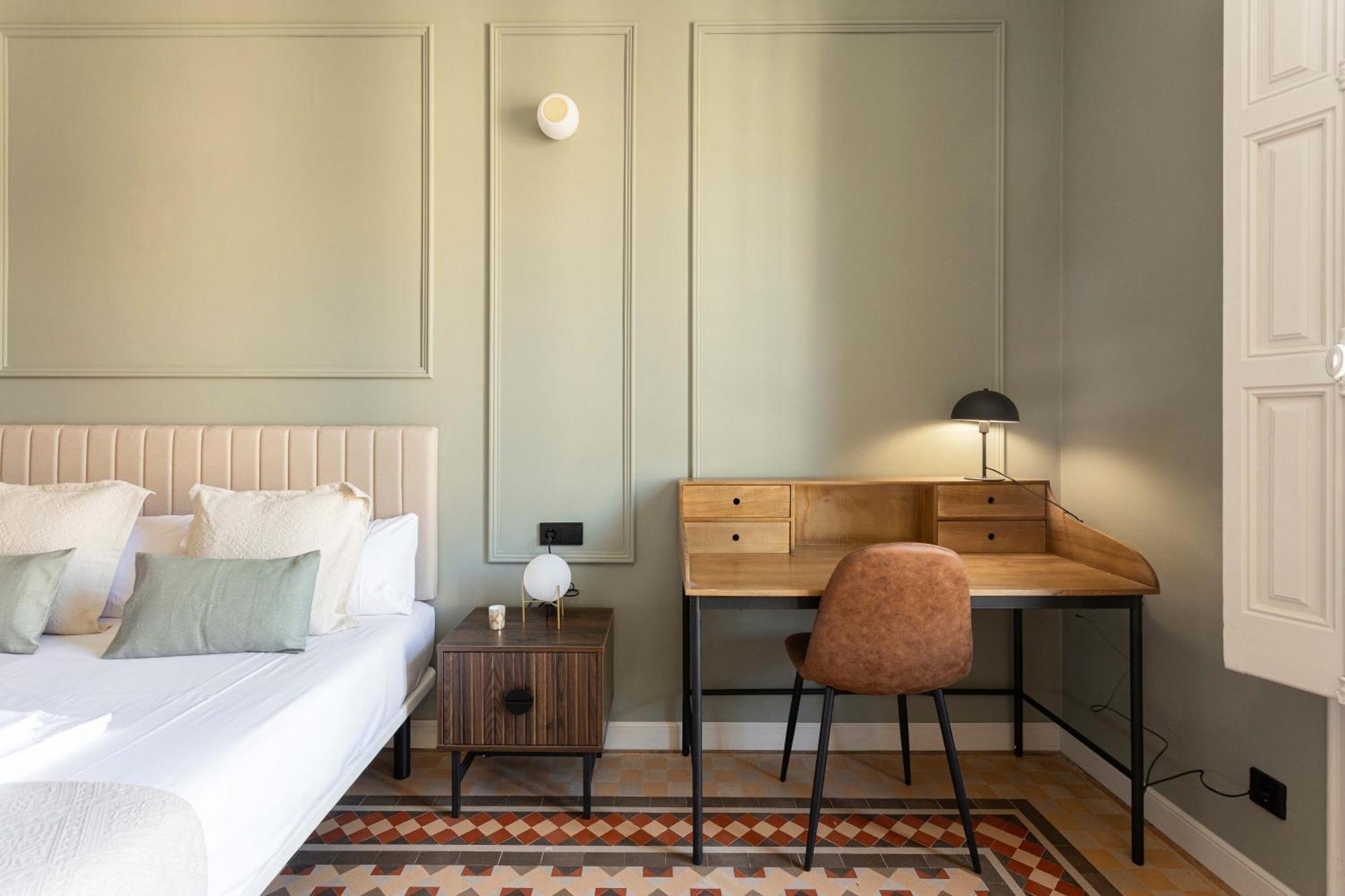 Spacious Stylish 4-bedroom Modernist Apartment *
