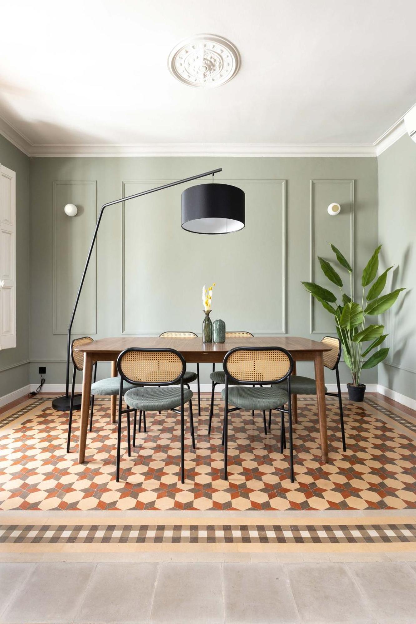 Spacious Stylish 4-bedroom Modernist Apartment *