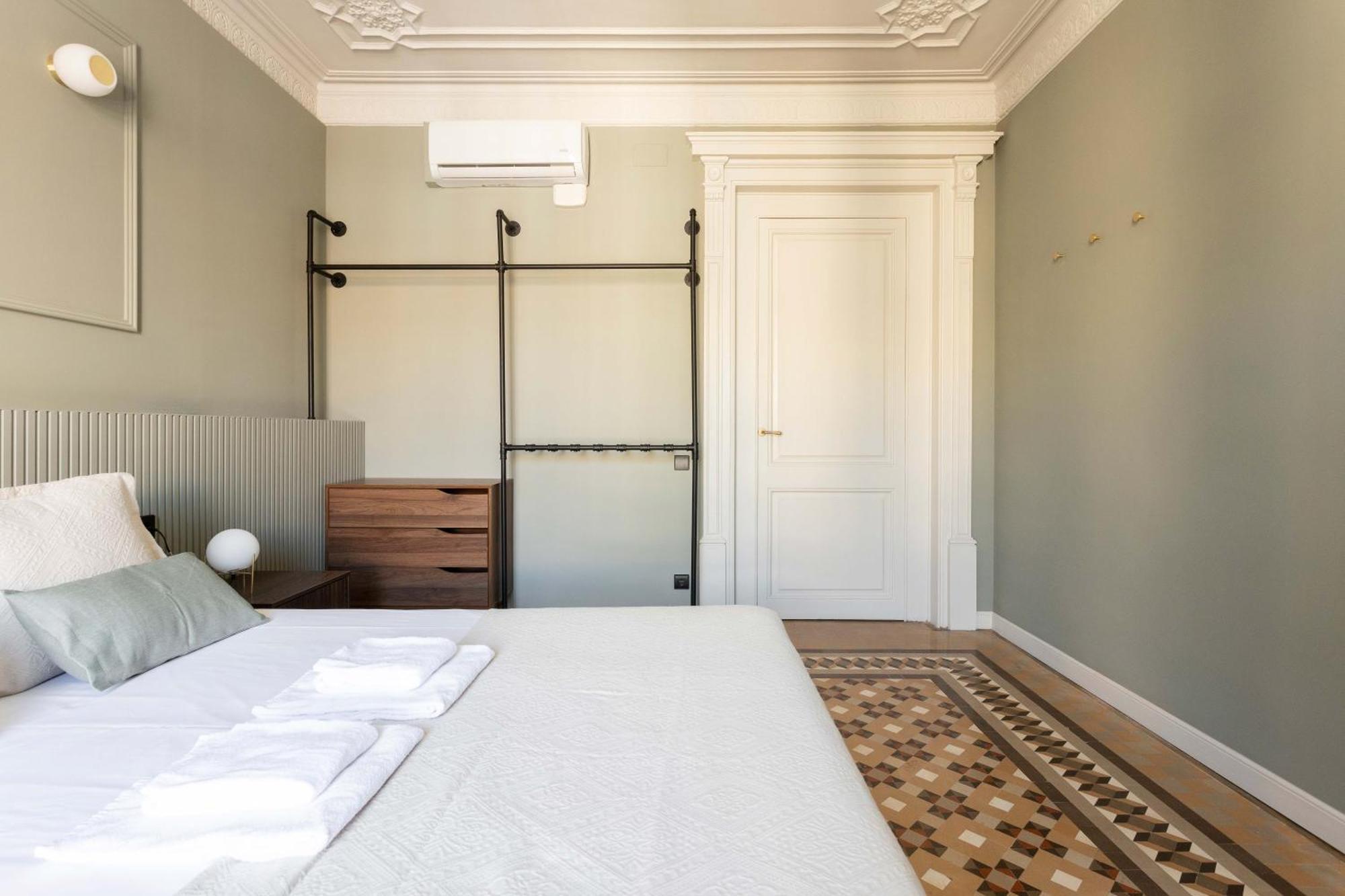 Spacious Stylish 4-bedroom Modernist Apartment