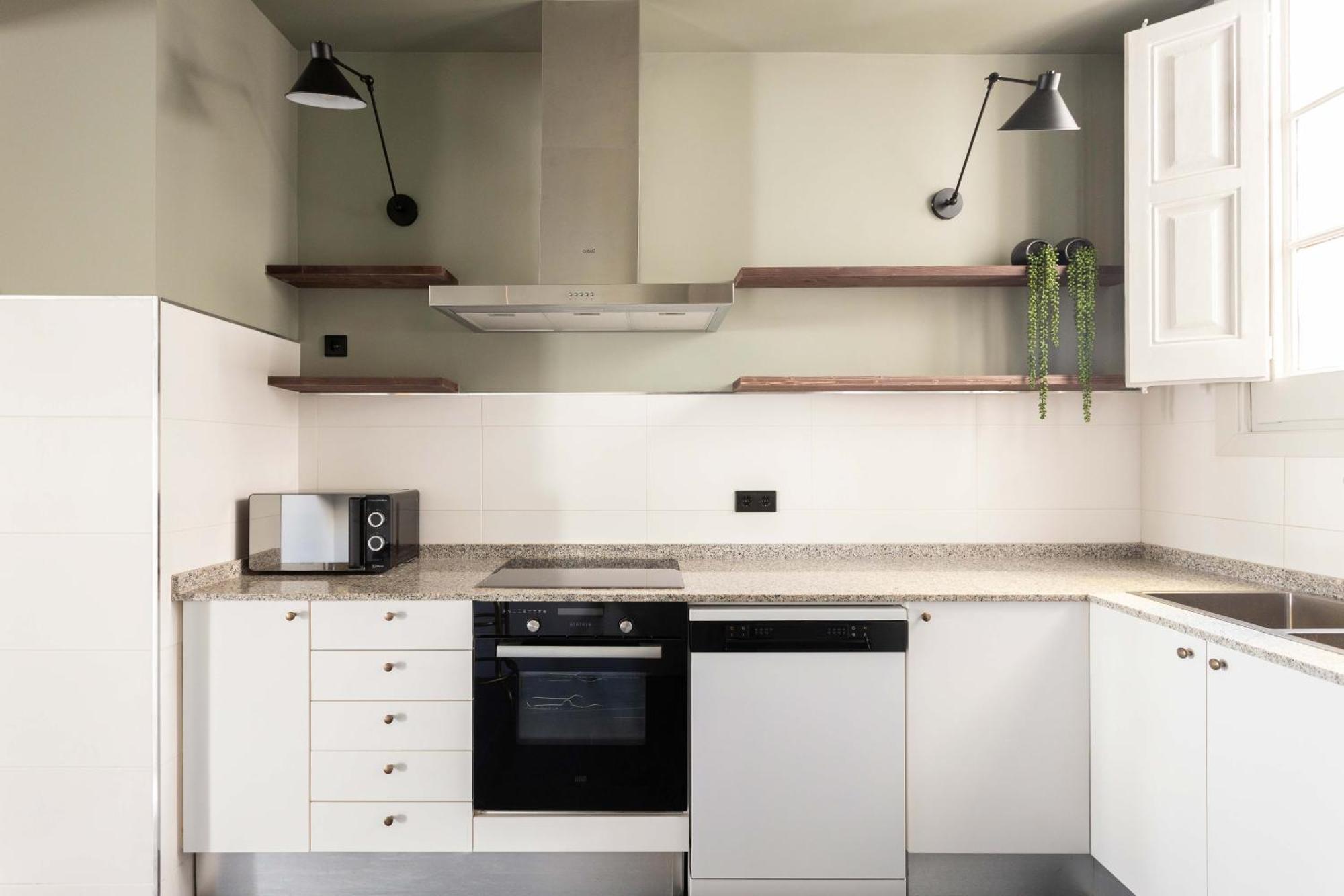 Spacious Stylish 4-bedroom Modernist Apartment *