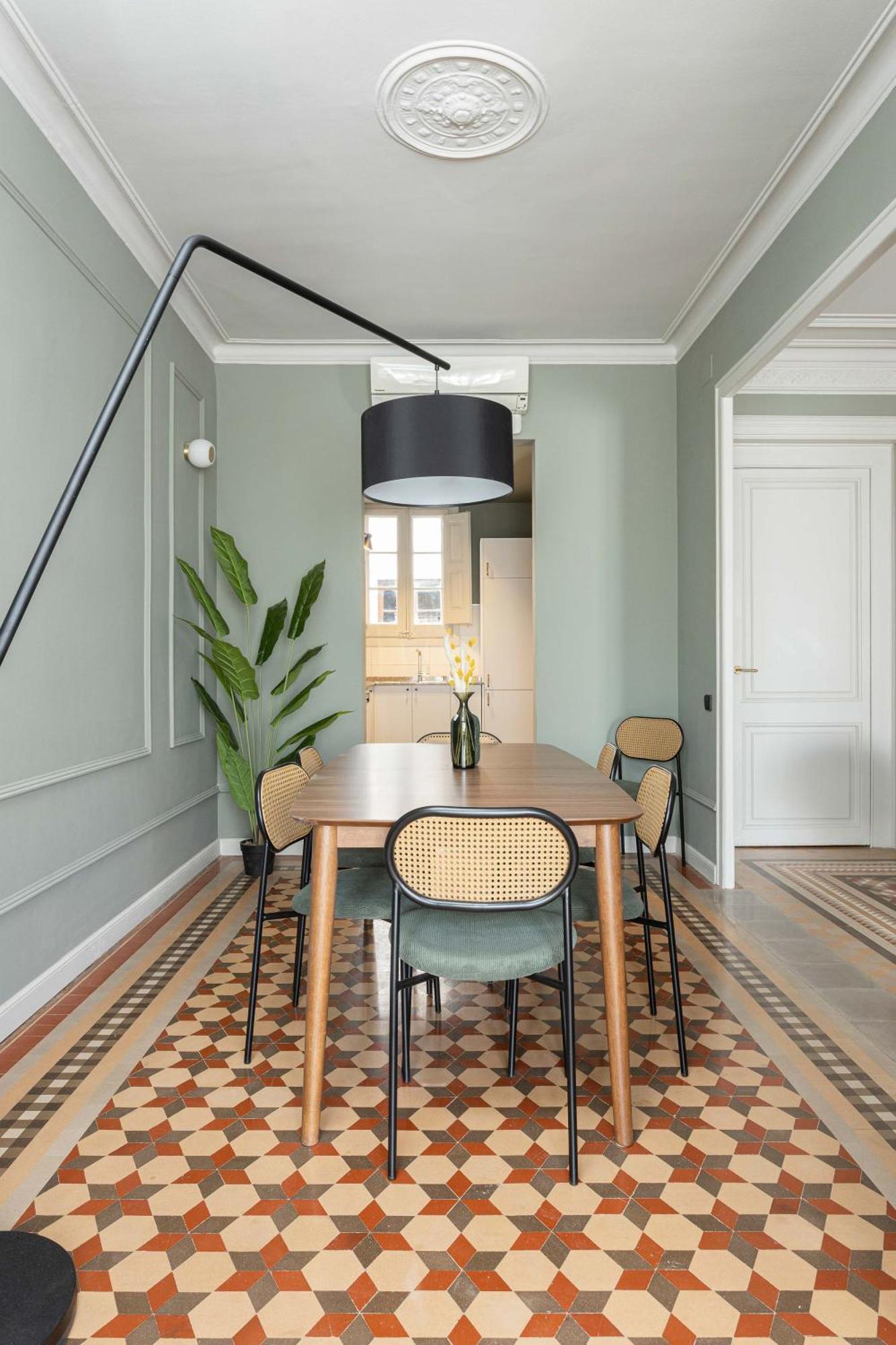 Spacious Stylish 4-bedroom Modernist Apartment *