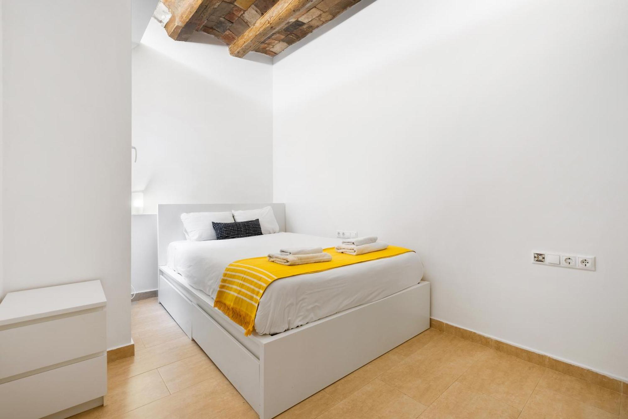 Grcia Charm Sunlit Terrace, Ac & Exposed Brick Apartment *