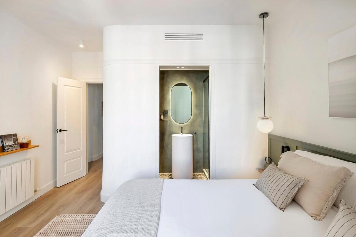 Luxury With King Beds & Ac In Heart Of Bcn Apartment Barcelona