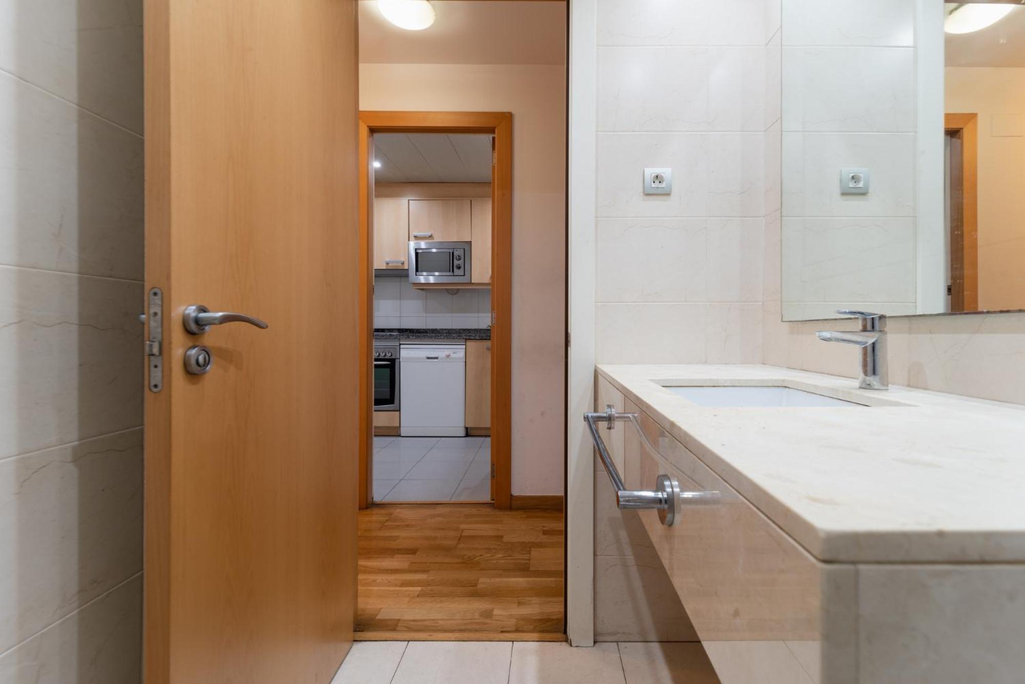 Near Ramblas 3 Flat Min 32 Days Parking Optional *