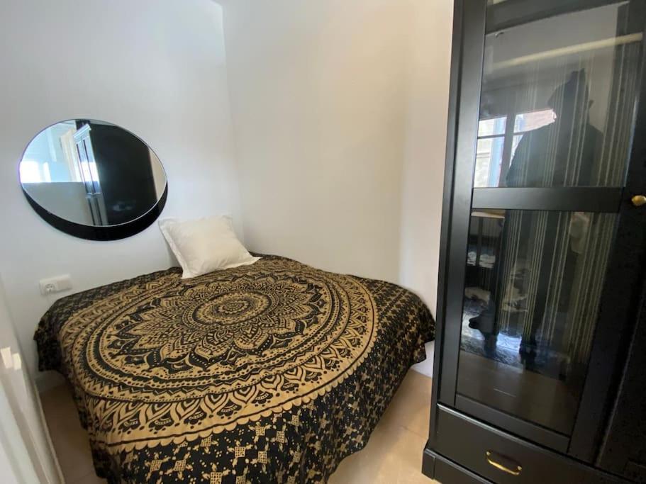 Apartment Double With Inside Window In Shared *
