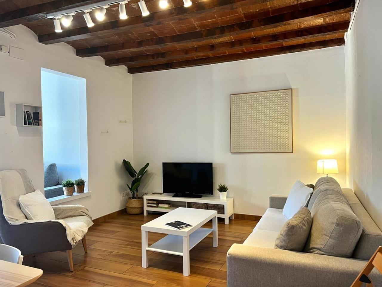 Apartment Bright & Spacious Family Flat In