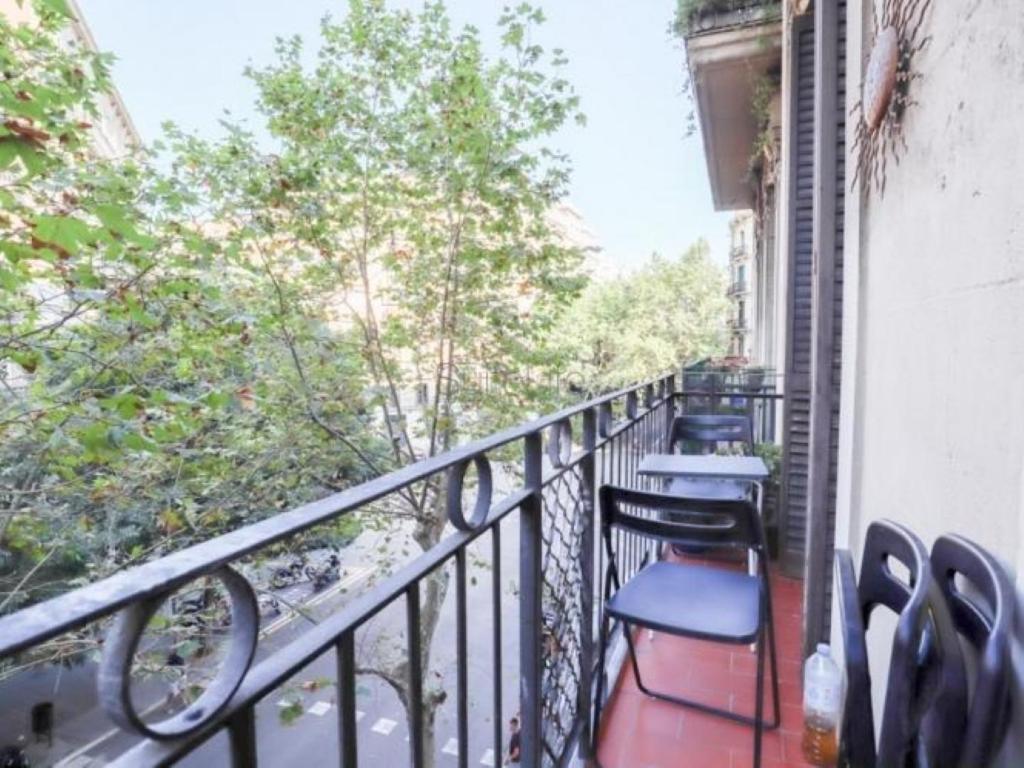 Apartment Spacious Aptmt Close To Pl Universidad And Pl Catalunya, 2,5 Bedrooms, Balcony, Heating, Elevator Min 31 Nights