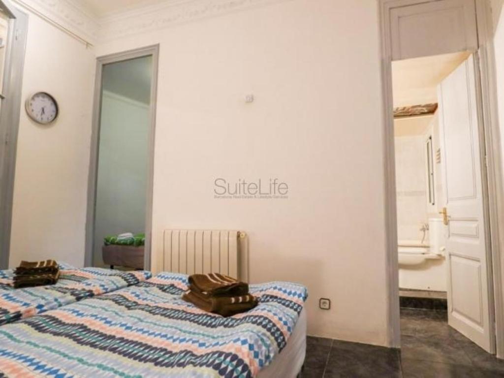 Apartment Spacious Aptmt Close To Pl Universidad And Pl Catalunya, 2,5 Bedrooms, Balcony, Heating, Elevator Min 31 Nights