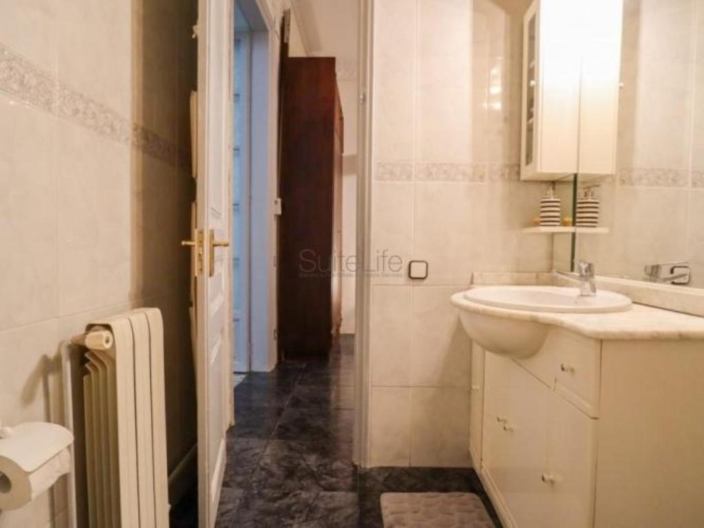 Apartment Spacious Aptmt Close To Pl Universidad And Pl Catalunya, 2,5 Bedrooms, Balcony, Heating, Elevator Min 31 Nights *