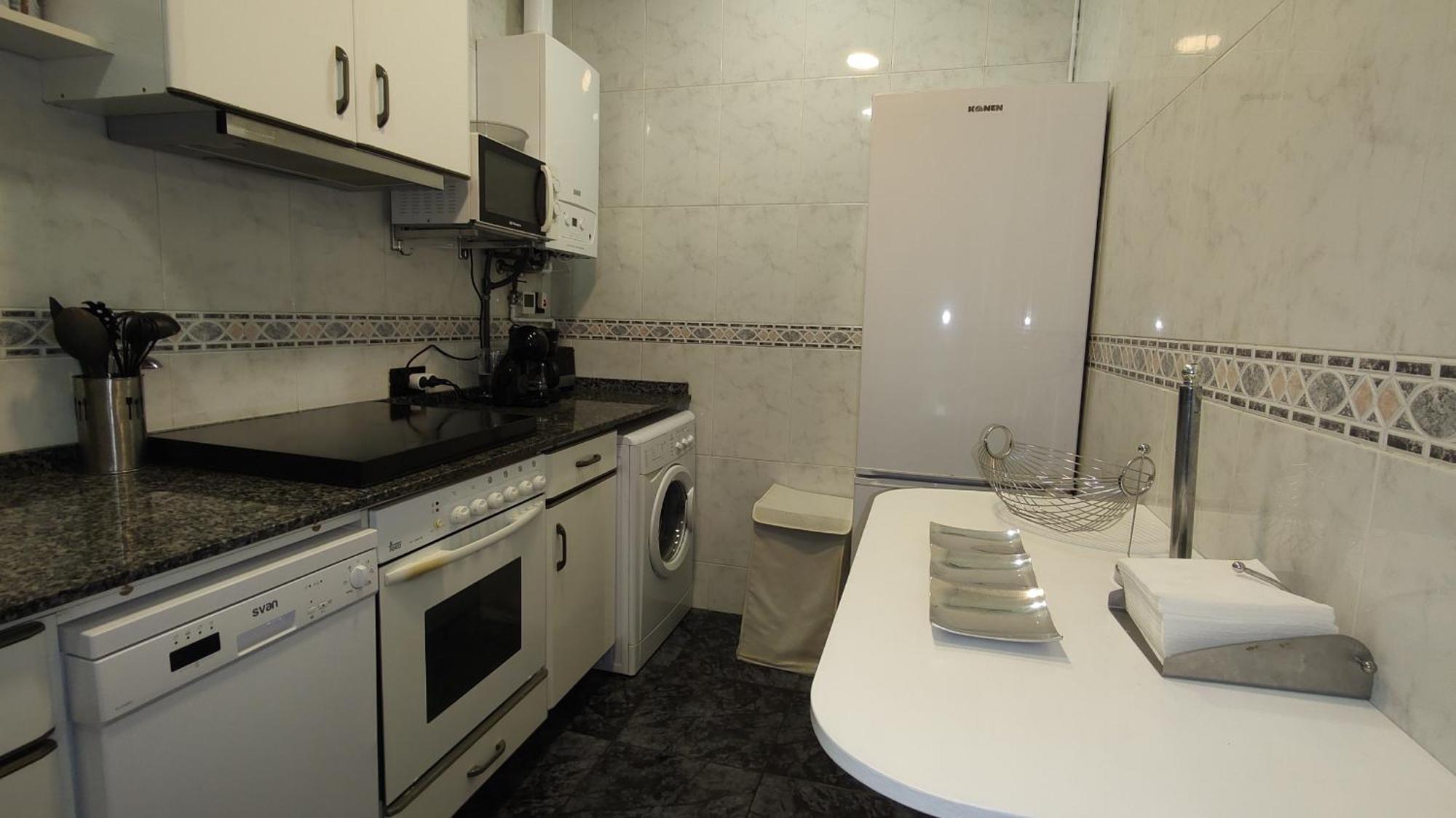 Apartment Spacious Aptmt Close To Pl Universidad And Pl Catalunya, 2,5 Bedrooms, Balcony, Heating, Elevator Min 31 Nights
