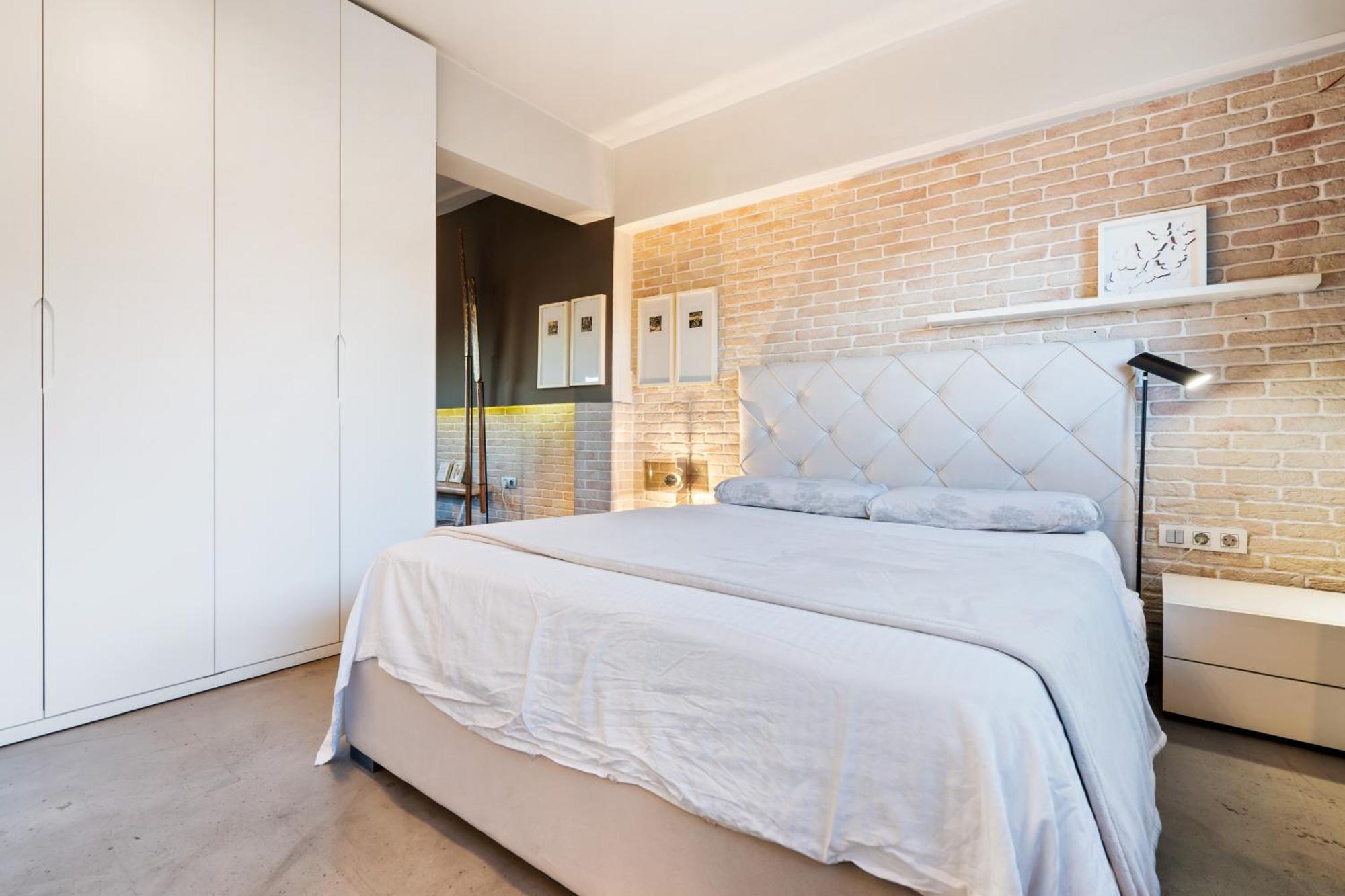 Bright Ferry Terminal & Ramblas Apartment *