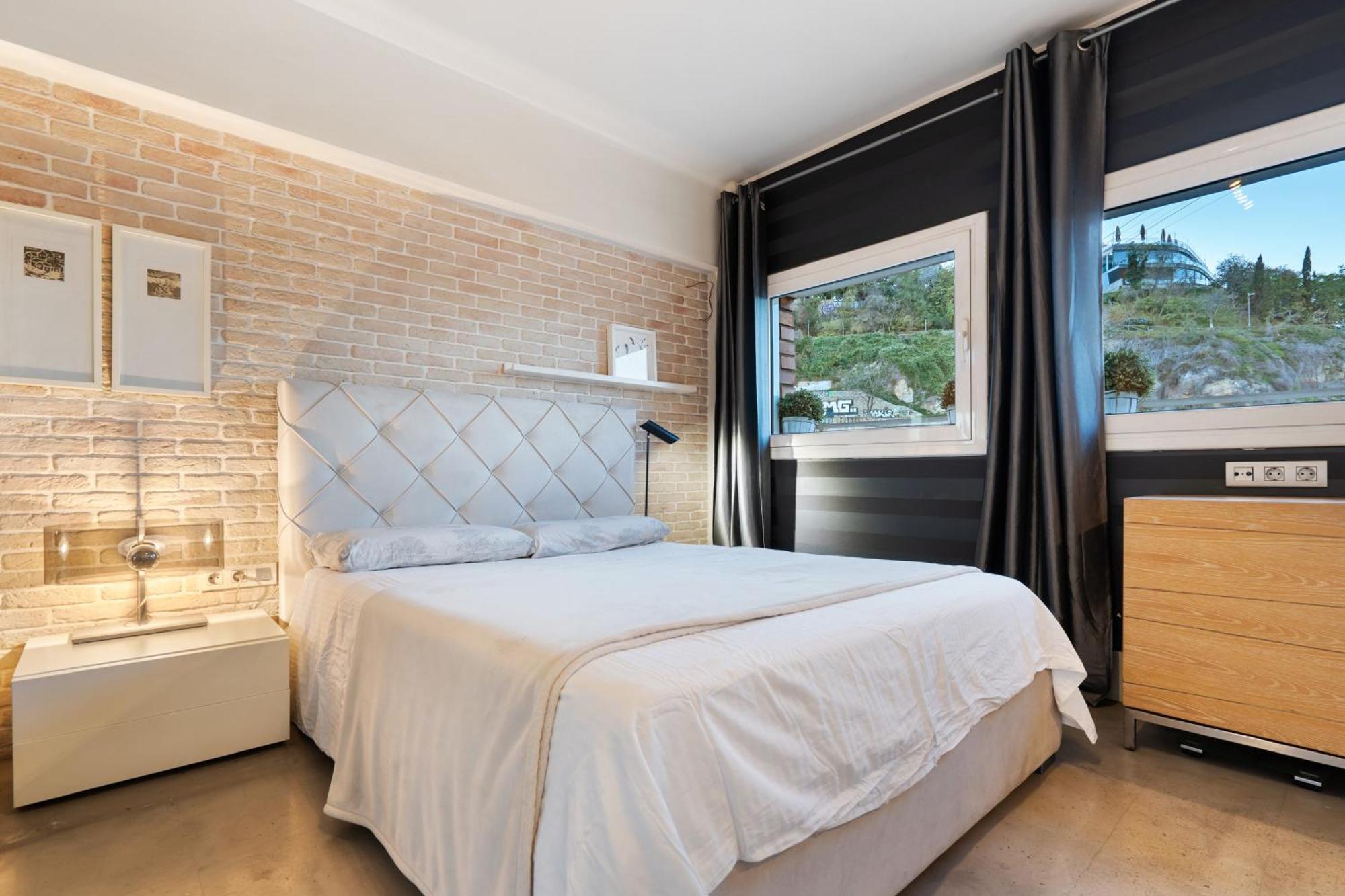 Bright Ferry Terminal & Ramblas Apartment